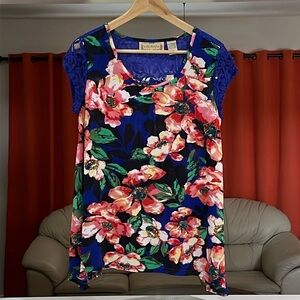 NWT Life Style Women’s Short Sleeve Life Style Shark Bite Top Size M